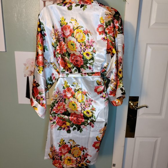 Women's Floral Kimono Satin Short Robe Size: M / L - Picture 7 of 13